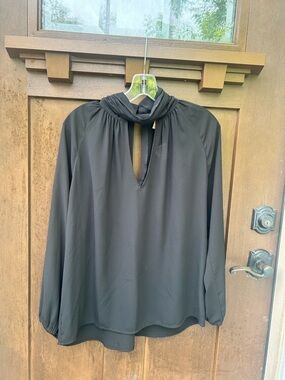 💣 VERONICA M BUNDLE 💣 — 5 for $10 | 
Long-Sleeve Keyhole Front + Back Top